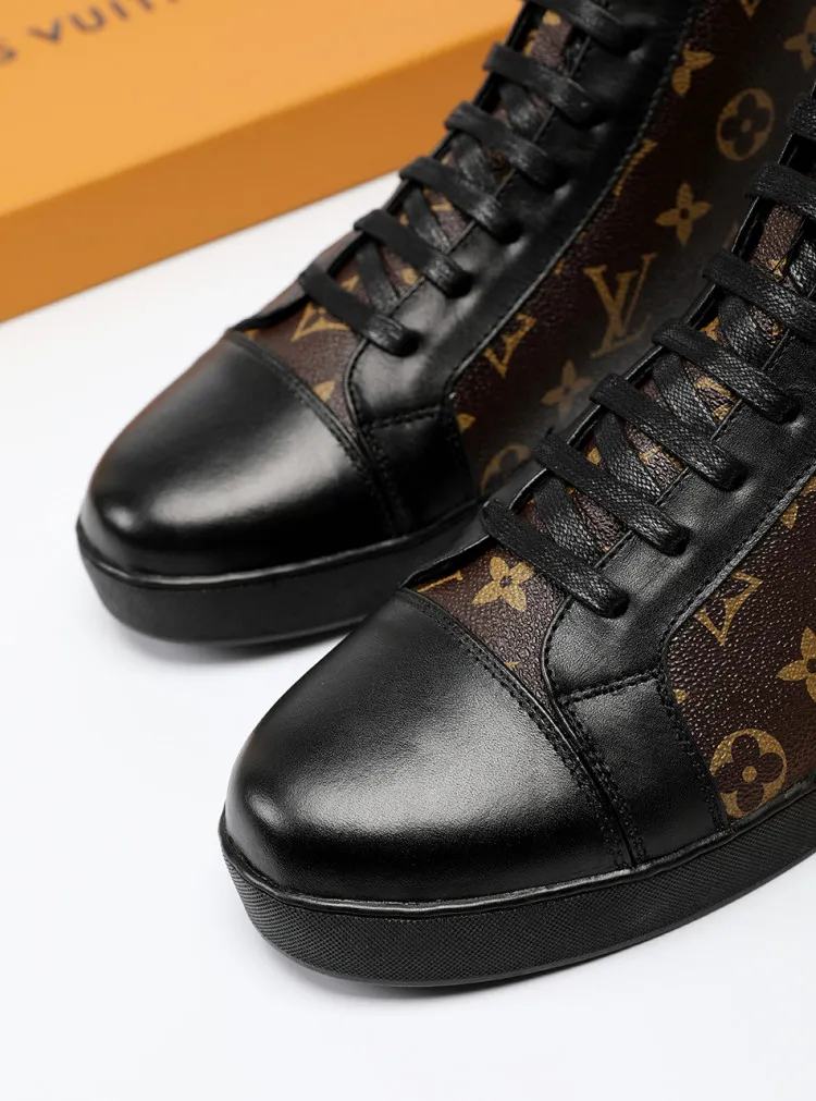 Factory price: 400💰LV official website popular series 🇮🇹🇮🇹1:1 production, selected high-end imported cowhide, sheepskin padding inside sheepskin, paired with Louis Vuitton Monogram Ecli men's shoes 💰se canvas and pure black rubber soles, the ultimate simple design, the perfect interpretation of the latest inspiration for shoes, the integration of classics and fashion, 🔍🔍high quality, worthy of your possession. The bottom car line will never be unglued. Sellers are welcome to sell as shown in the picture above. We can send one piece on behalf of you. The code number is 38-44 (45 codes can be customized)